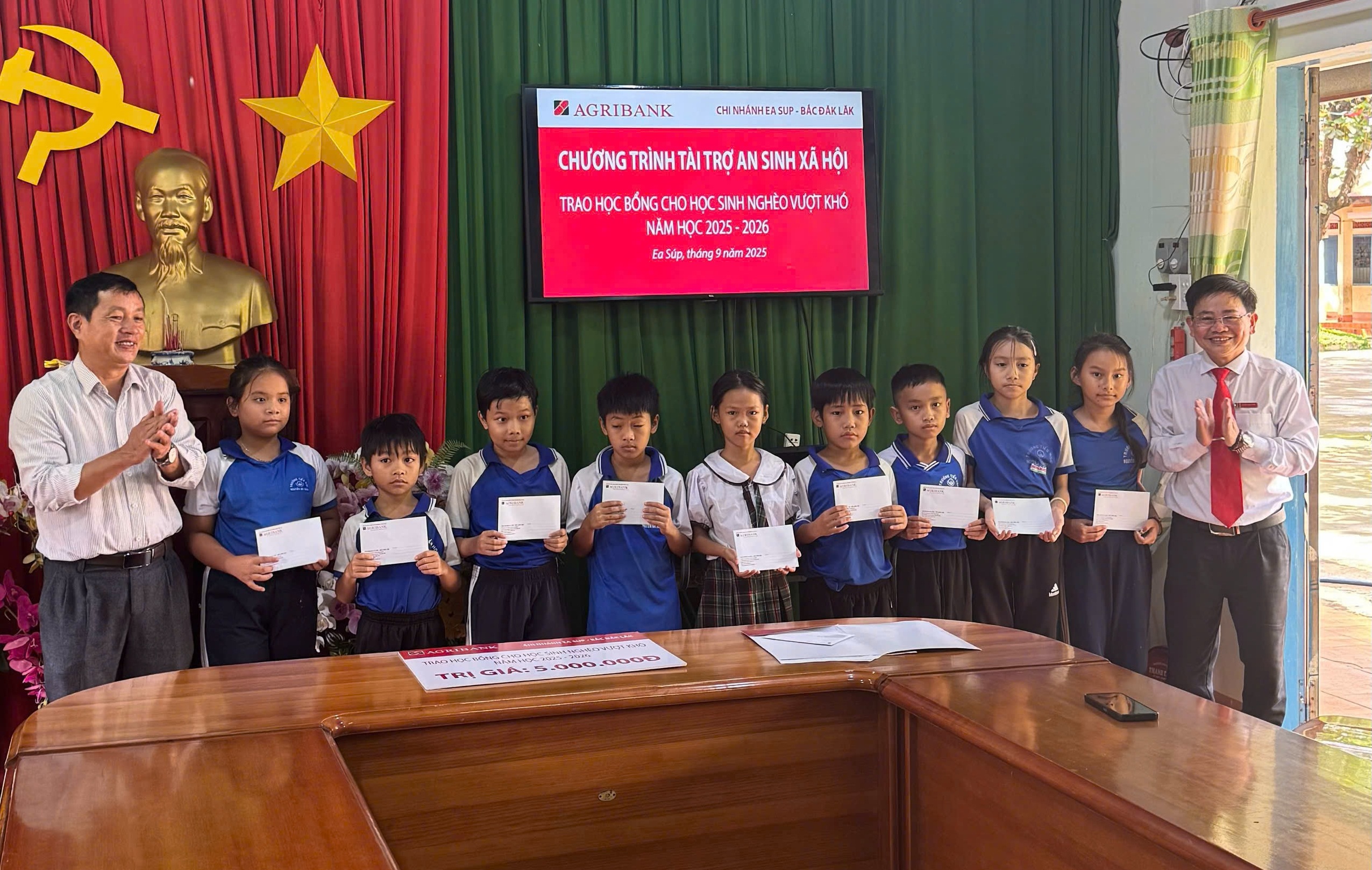 Trao học bổng cho học sinh Trường TH Lê Lợi